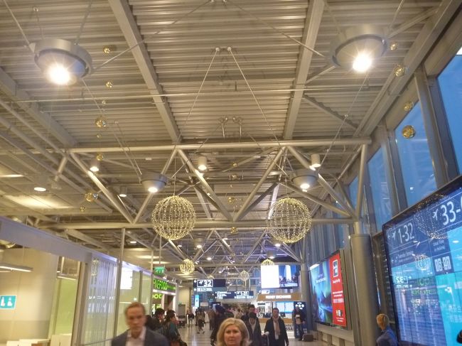 17番ゲートまでの途中、ヴァンター空港のクリスマスムードを楽しみます。