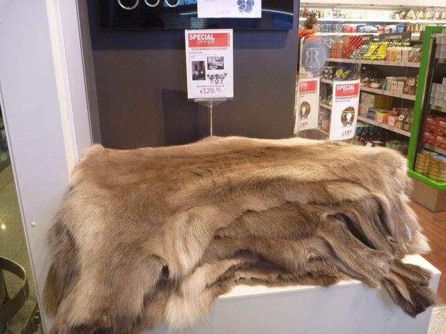 おぉ～、なんとトナカイの毛皮が売っています。<br /><br />けっこう硬い毛で、ふわふわというわけではなかったです。