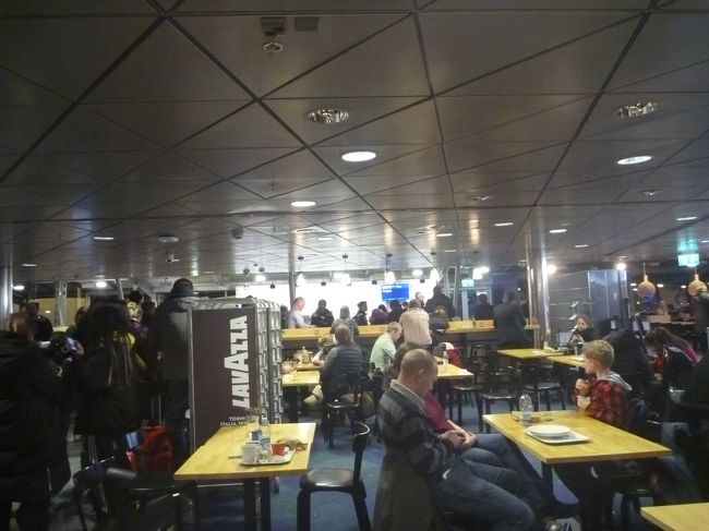 17番ゲートの前のベンチで、しばらく休憩して、ぶらぶら散歩がてら時間を確かめに時計を見ようと思って行くと、日本人のグループが「ゲートが変わっている」と、大慌てで、荷物を抱えて走って行くのを見て、びっくり(*_*)