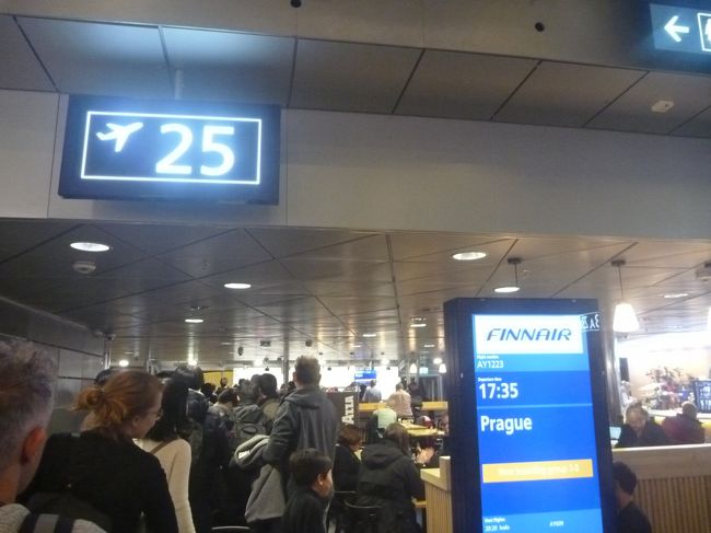 自分もボードを確かめてみると、いつの間にか25番ゲートに変更になっていました。<br /><br />自分達も慌てて、25番ゲートに移動。<br /><br />でも、慌てなくても30分ほど遅れての出発でした。<br /><br />１７：３５発、JAL６８３５便（FINNAIRオペレーション）<br /><br />帰ってから見たら、こちらのフライトにもJALのマイレージが付いていました。