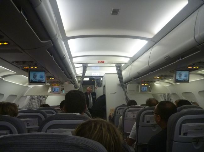 シートは３－３の並び。　　早めに予約していたせいか、前から7番目のシートでした。<br /><br />機内はほぼ満席。　2時間程度のフライトで飲み物とチョコのサービスがありました。<br /><br />日本人グループも他に3組ほど見かけました。