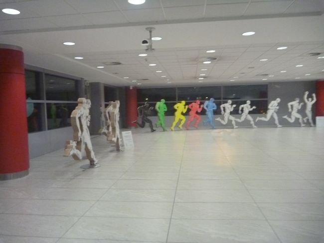 機内から出てきて、スーツケースを受け取りに行くまでの通路にあった、走っているオブジェ。