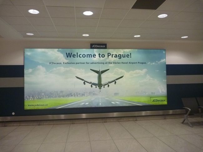 バゲッジレーンの脇にあった「ようこそ、プラハ」<br /><br />スーツケースを無事受け取って、予約しておいたドライバーさんを探します。<br />