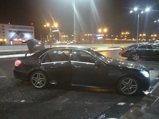 出発の1か月前に、「PRAGUE　AIRPORT　TRANSFERS」のHPから予約をし、1週間前に自分のアカウントページから、６２５CZKをクレジット払いをしました。<br /><br />ドライバーのおじさんに、車内でもう一度ホテル名と入金を確認して頂き、20分程でホテルまで送っていただきました。<br /><br />降りる時、プラハのマップやウォーキングツアーのチケットなどを頂きましたが、自分が用意したもので間に合ったし、何せ私は今年2度目で、だいたいは歩けるので。。。。