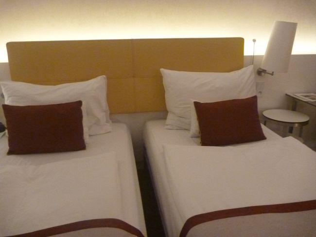 予約は1か月くらい前に、4泊で３８０００円ちょっとで朝食付き。　チェックアウト時にシティタックスが１２０CZKでした。<br /><br />2人で利用しているので、一人1泊５０００円程度で、十分満足できるレベルでした。<br /><br />お部屋は325号室。　日本の4階です。　エレベーターはカードを差し込まないと、階数ボタンが押せないタイプなので、セキュリティはまずまず。