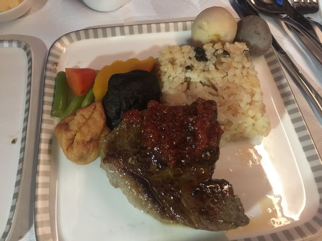 これは！　ジャパニーズスタイルのご飯だったｗ　残念な事に　葉っぱのカタチに飾り切りしたかぼちゃは　裏っかえしになっていたし　玉コンニャクとさといもは　はじっこのほうに、、ｗｗ　日本食の事知らない人が盛り付けてるから仕方ないとは言え　惜しい、、