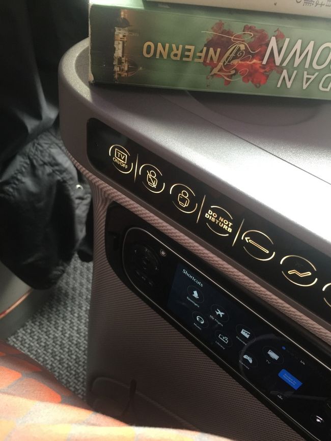 大変　珍しい事に　いつもボロイ機材な　DPS-SIN間は　最新型の飛行機だったｗ<br />