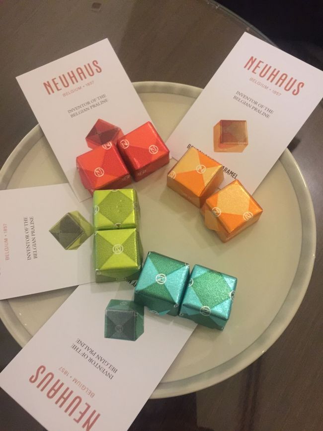 シンガポールのラウンジで　ノイハウスのチョコレートの試食サーヴィスをワゴンでやっていた、、　しかし　緑以外は　全部ダークと言われて　嬉しかったのに、、全部　ミルクだった　MILK！　WHY?　ｗｗ