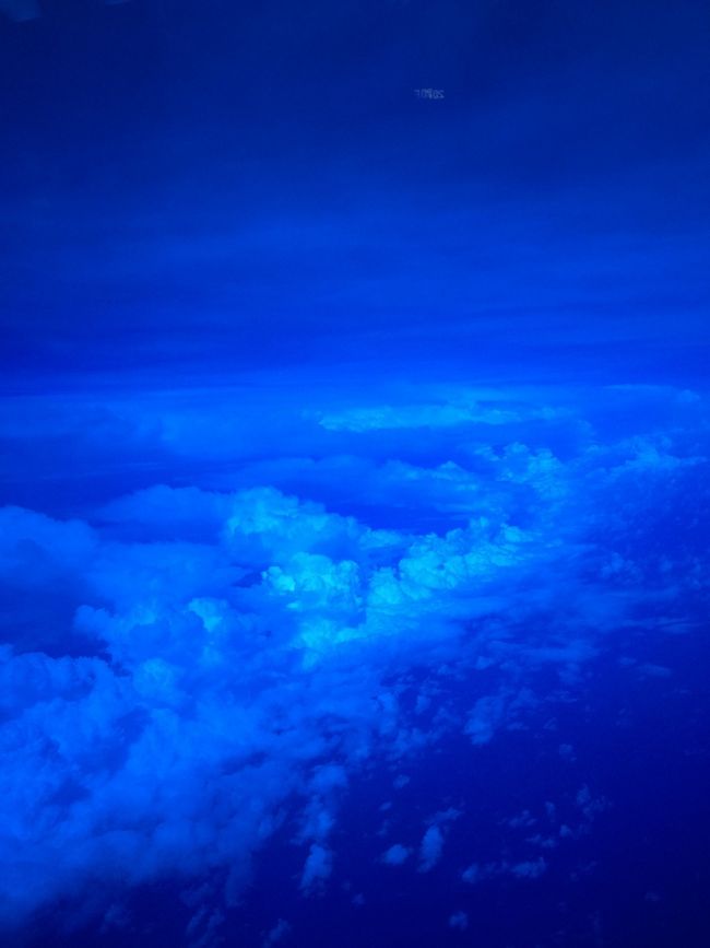 バリ島からシンガポールへ向かう機内からの景色はいつも美しいのだ、、時には地平線が虹色になったり、、