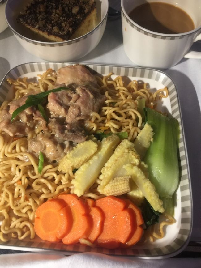 お皿がナルミなんだけど、、　もう少し深さがあるほうが、、以前の　丸い立ち上がりがもっとあるやつのほうが食べ物が美味しそうに見えたと思う、、