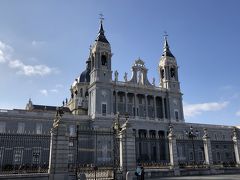 スペイン王宮の向かい側にある、アルムデナ大聖堂。比較的新しい教会ですが、大きく立地も抜群なので、観光スポットとして人気があるようです。