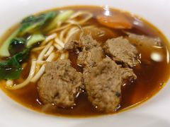 一気に松山空港です。

朝、あんなに食べたのに、また食べてます。
一応、素菜麺。