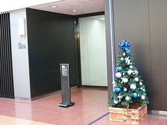 そしてこの旅１回目のラウンジに入りびたり　入り口にはクリスマスツー