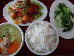 カフェ・テラスで遅いお昼ごはんです。白身魚のフライを甘酢で炒めたおかずに、ご飯とスープとチンゲン菜炒め。