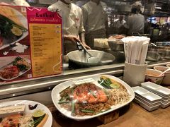 「サパーンタクシン駅」から「プルンチット駅」まで戻り、セントラルエンバシーの地下フードコート【Eathai】(イータイ）で夕食。