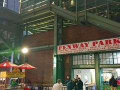 帰りは歩いてホテルまで戻りましたが、途中のFenway Parkはリーグチャンピオンシップの途中。