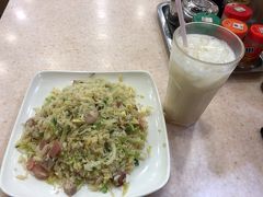 昨日は仕事終わってから自宅に戻ってすぐ空港へ向かったので、疲れてたんですねー。3時間も寝てしまいました。

夜の街に繰り出しました。

19:40
いつものLEE レストランで夕食
シンガポール炒飯 HKD $51 (￥718)
杏仁ドリンク HKD $6 (￥85)