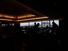 さすが年末。
ラウンジ内はそこそこ人がいてる。