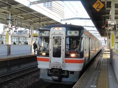 折り返しとなる多治見行きが入って来ました。
この列車は高山本線を美濃太田まで走りそのまま太多線に乗り入れて終点多治見駅に向かいます。