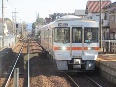 那加駅で上り列車と行き違い。