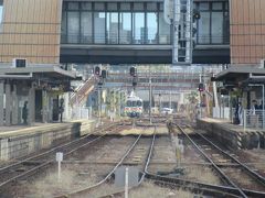 広い構内を持つ美濃太田駅に入ります。
岐阜県美濃加茂市にある美濃太田駅はＪＲ高山本線、ＪＲ太多線、長良川鉄道が乗り入れる交通の要です。
