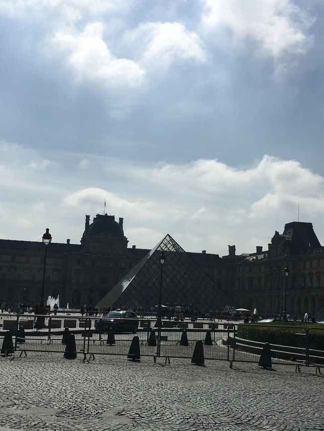 二日目スタート。<br />この日も特に決めた予定もなく、<br />「公園でのんびりパンを食べたい」というmissionを実行しに、<br />適当に歩いていました。<br /><br />天気も良く、風が少し強かったので肌寒かったですが、<br />空がきれいで心が浄化されました。<br /><br />今回はルーブル美術館には入らず、公園をお散歩。