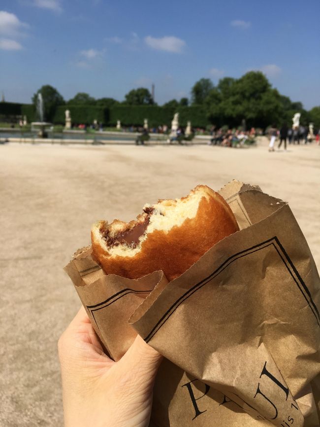 のんびりとパンを・・・。<br />と思ったら、公園の入り口にPAULがあったので、ドーナツを買って<br />しばらく行き交う人々を眺めていました。<br /><br />本当にのんびりできて、時間がゆったり。<br /><br />毎日仕事に追われ、自分を見失い、嫌になっていた日々。<br />こういう時間が取れたことに感謝しつつ、<br />こう生活ができるような環境に変わりたい・・・と思ってしまいました。