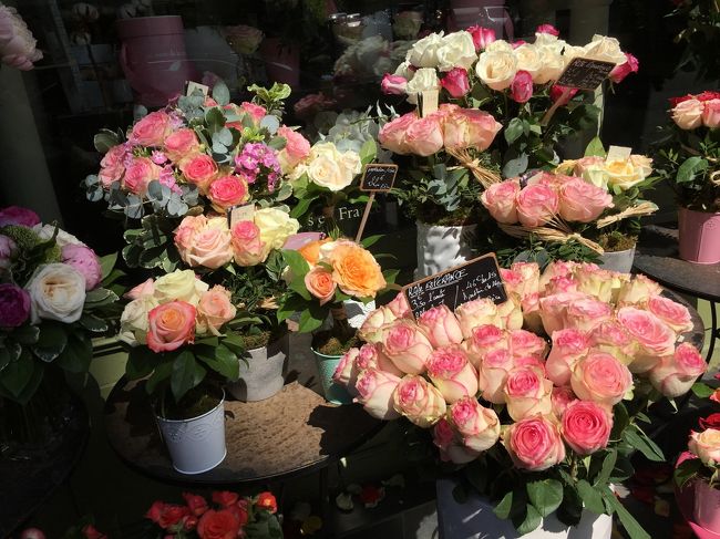 さてさて、次はどこへ行こうかな。<br />ぶらぶら歩いていたら、お花屋さん。<br /><br />なんで海外のお花屋さんはこんなオシャレに見えるのでしょう♪♪<br />フランスのお花屋さん、大好きです！！！<br /><br />お花がきれいな時期に行くのはとってもおススメ。<br />日も長いですしね。