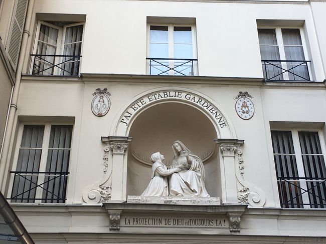 ぶらぶら歩いていたら、大好きな奇跡のメダイ教会にたどり着きました。<br />この教会は本当に大好き。<br />Parisに来たらほぼ毎回来ます。<br /><br />