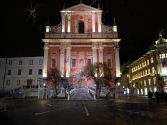 聖フランシスコ会教会

プレシェーレン広場にやってきましたが、まだ18:00前だというのに人は少ないです。観光のオフシーズンとは言え、少し不思議な感じです。
でも、その静けさのせいもありライトアップされた教会はとても綺麗です。