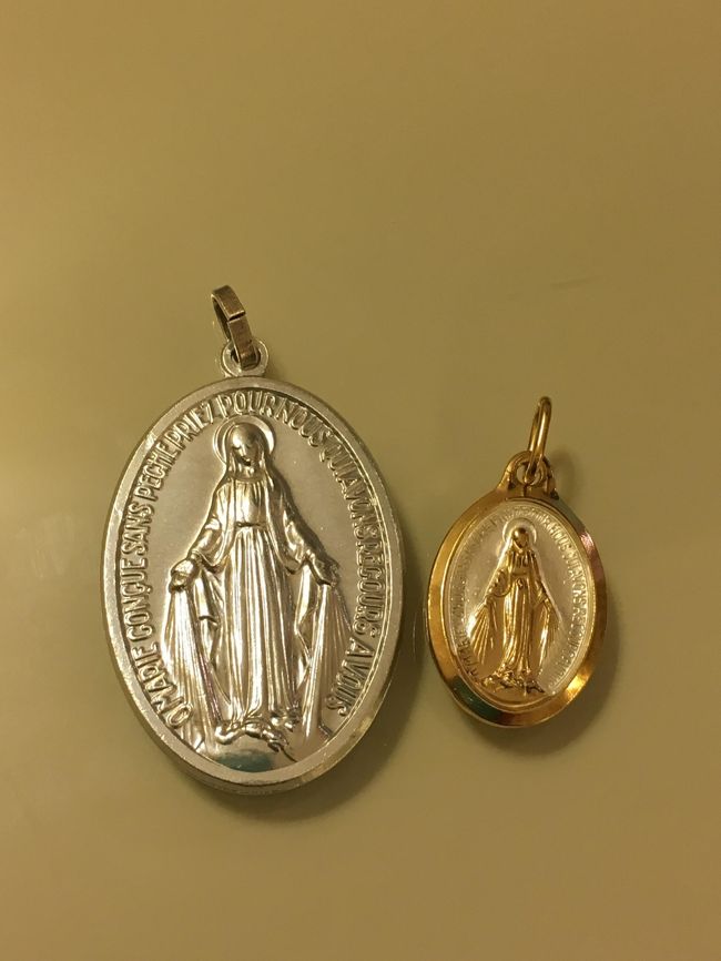 メダイ教会ではこちらを購入。<br />大きなゴールドのメダイは以前買って、毎日のようにつけています。<br />これを着けないと落ち着かない(^_^;)<br /><br />なので、今回は色違いを購入しました。