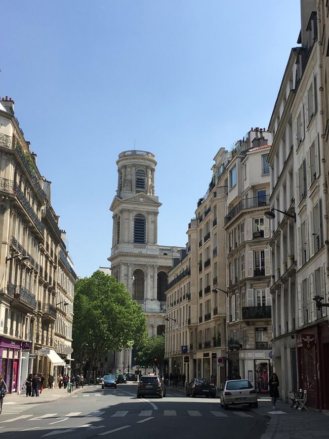 目的地がないので、とにかくぶらぶら散歩。<br />どこへ行くのにも徒歩。<br /><br />遠くにサンシュルピスが見えてきて、とりあえず向かいました。<br />サンシュルピス。<br />ちょっとした思い出のある場所・・・。