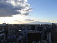 富士山から秩父連山、遠く浅間山まで見渡せる。右端のピラミッドのようにとんがった山が武甲山。