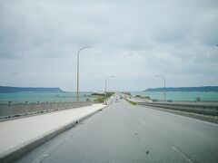 見えてきた～(n´v｀n)
海中道路

雲が多いけれど、十分青い海！！