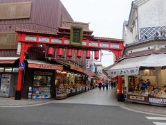 川崎大師・仲見世通り入口．こちらの方が門前店舗多数．