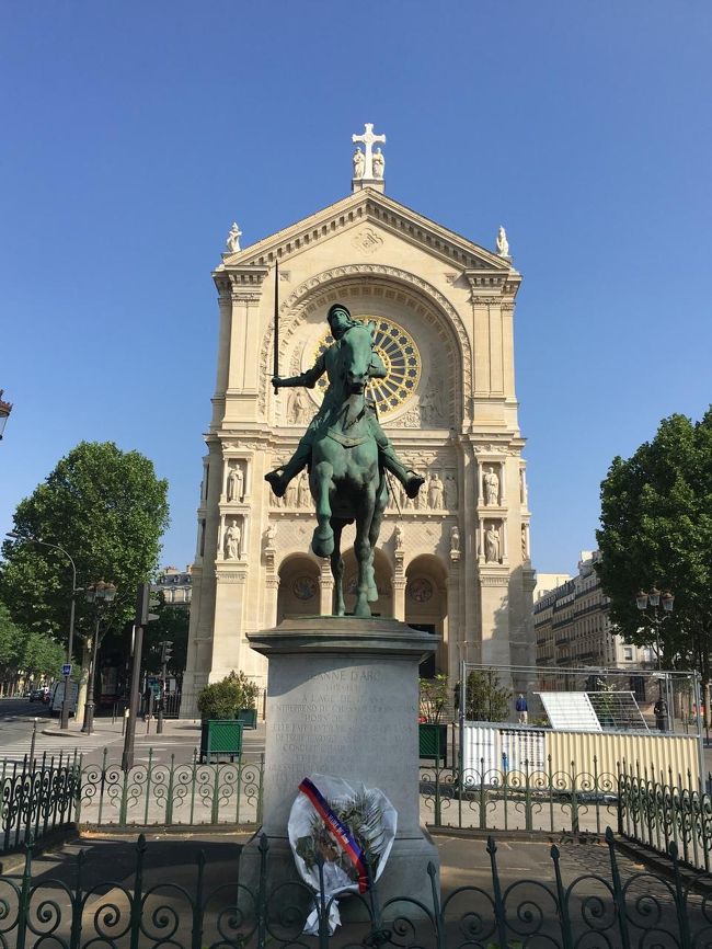 ホテルはオペラ座近辺。<br />サンラザール駅の近くに、<br />「サントーギュースタン教会」があります。<br /><br />一度も行ったことがなく、この教会の前には、<br />ジャンヌダルク像があるので、朝一番で行ってみました。<br /><br />朝早いのもあり、人も少なく空気が澄んでてて、とても気持ちがよかったです。<br />行ったことがないので、GoogleMapを頼りに。