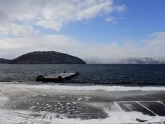 寒風吹きすさぶ冬の十和田湖畔

湖面は風にあおられて青黒く波立っている。

まるで海の様な波立ちです。