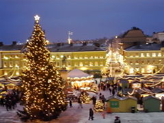 ヘルシンキ大聖堂から元老院広場をパチリ。
イルミネーションが灯りクリスマスマーケットの雰囲気よしです。