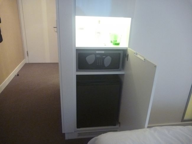 冷蔵庫と貴重品入れがあり、その後ろはクローゼットになっていました。