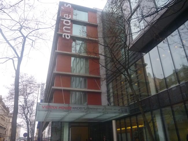 ホテルは、ANDEL駅近くのVienna  House  Andel&#39;s Pragueです。<br /><br />到着は夜だったので、翌朝撮った写真です。<br /><br />最初の計画の段階では、先回と同様にバスでANDELまで来るつもりで、バス停のすぐ目の前のホテルを選んだのですが、途中で送迎を頼んだので、意味なかったかな？<br /><br />でも、帰りはバスで空港まで行くつもりなので、まぁ便利かと。。。