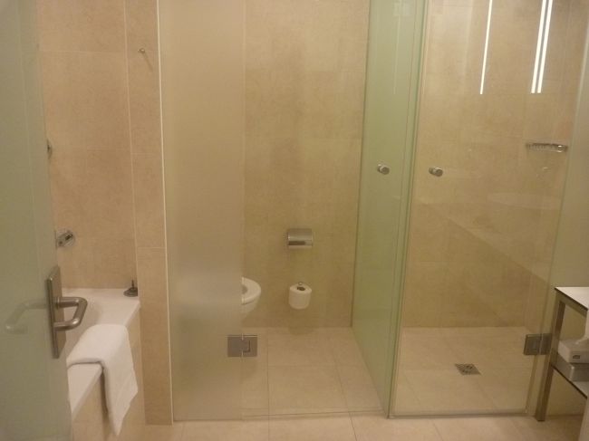 バスタブ付きですが、シャワーから遠いし、すごく暖かいので、初日だけバスタブに浸かったものの、結局その後はシャワーで十分でした。