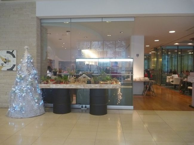 翌朝、レストランは1階（日本の2階）