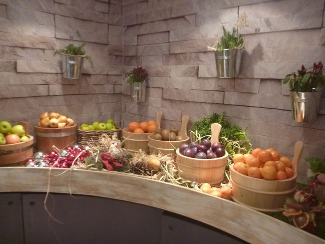 フルーツたくさん。　　でも、食べてる人少な～！！　　　　　　　　　　　　　　カットしてきれいに並べておいてほしいな～。<br /><br />一番右にみかんがあったので（オレンジではなく、日本のみかん）、お部屋にもらって帰って、食べていました。　味は、みかんとオレンジの中間でした。