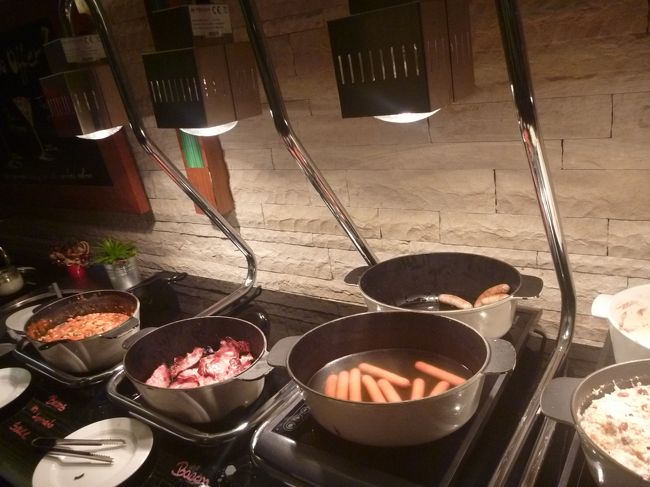 ウインナー・ベーコン、そのお隣に卵。<br /><br />そのお隣に味噌汁もありましたが、日本人が飲めるレベルの物ではないようです。