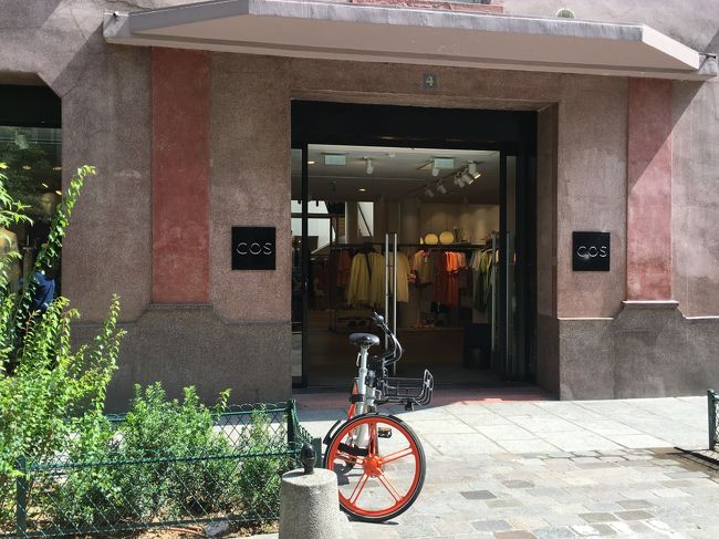 マレ地区に到着すると、私好みのお店を発見。<br /><br />「COS」です。<br /><br />ロンドンのファッションブランド。H＆Mグループのブランド。<br />ぜんぜん知らなくて、入ってみたら、<br />ドンピシャ！！！！<br />めっちゃタイプの店で、かなりテンション上がりました♪♪♪<br />しばらくテンション上がったまま、お買い物♪(´ε｀ )<br /><br />やっぱり買い物好きだなー。<br />実感♪♪♪