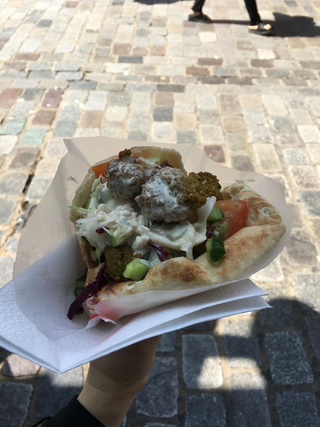 マレ地区でのランチはやっぱりファラフェル。<br /><br />お目当てのお店がなんとお休み・・・・・。<br /><br />ほかの観光客の方も同じように残念がっていました・・・・。<br /><br />でもせっかくなので、他のお店のファラフェルを食べました！！<br />野菜たっぷりでいいですね♪♪♪