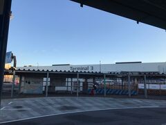 バスに乗って成田空港内を移動します。しばらく行くとシンプルと言うか無駄がないと言うか、装飾がないと言うか、実用本位と言うか、とにかく第３ターミナルが見えてきました。