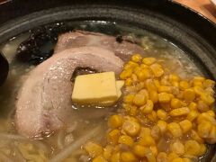 預ける荷物もないので白樺山荘で鉄板の塩バターコーンラーメンをいただきました。もちろん無料のゆでたまごもいただきましたよ。