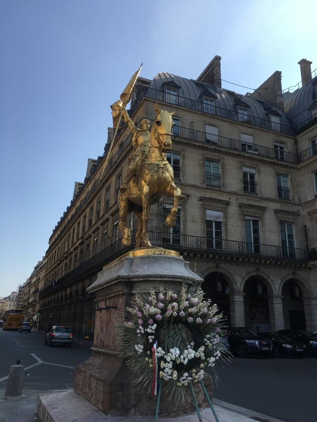 黄金のジャンヌダルク像も外せません。<br /><br /><br />5月30日はジャンヌダルクが火あぶりの刑に処された日であるため、<br />至る所に献花されていました。