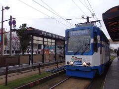 さ、郡元電停に到着。
鹿児島中央駅へはここで乗り換えです。乗り換えホームは……向こう側なのね。
というか、同じ郡元でも、JRの郡元駅とは少し離れているんだな。